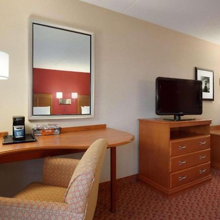 Hampton Inn & Suites Ист-Хартфорд Экстерьер фото