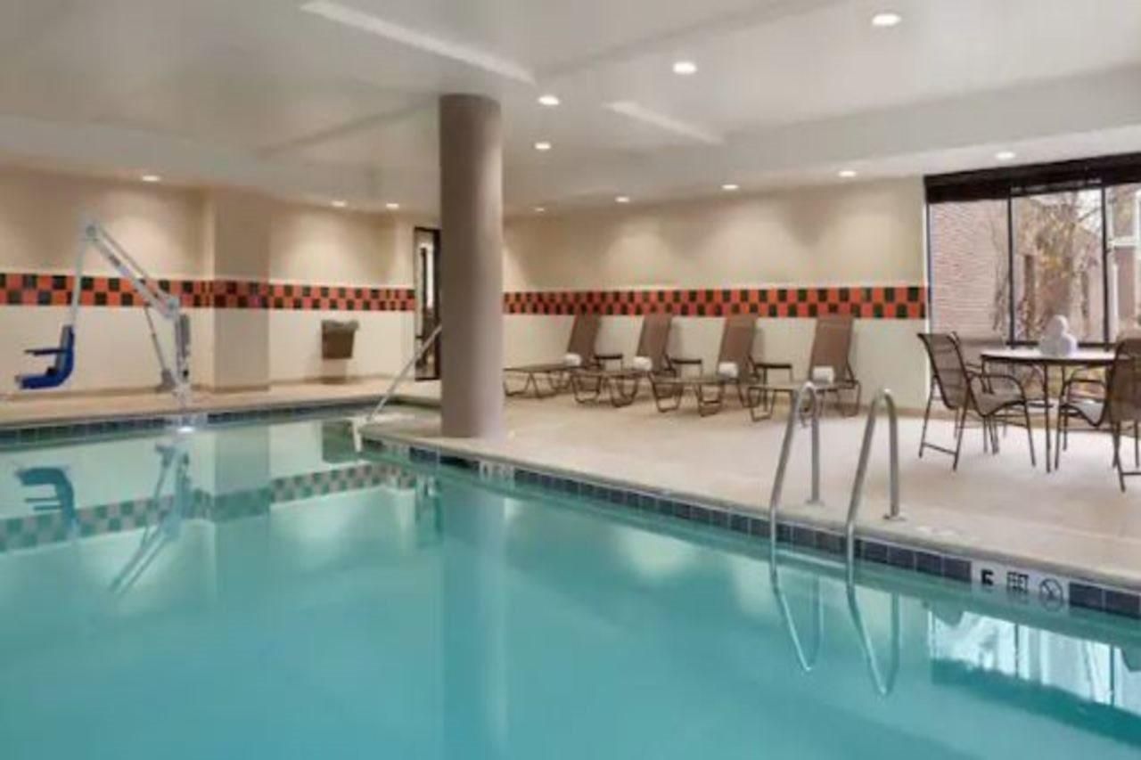 Hampton Inn & Suites Ист-Хартфорд Экстерьер фото