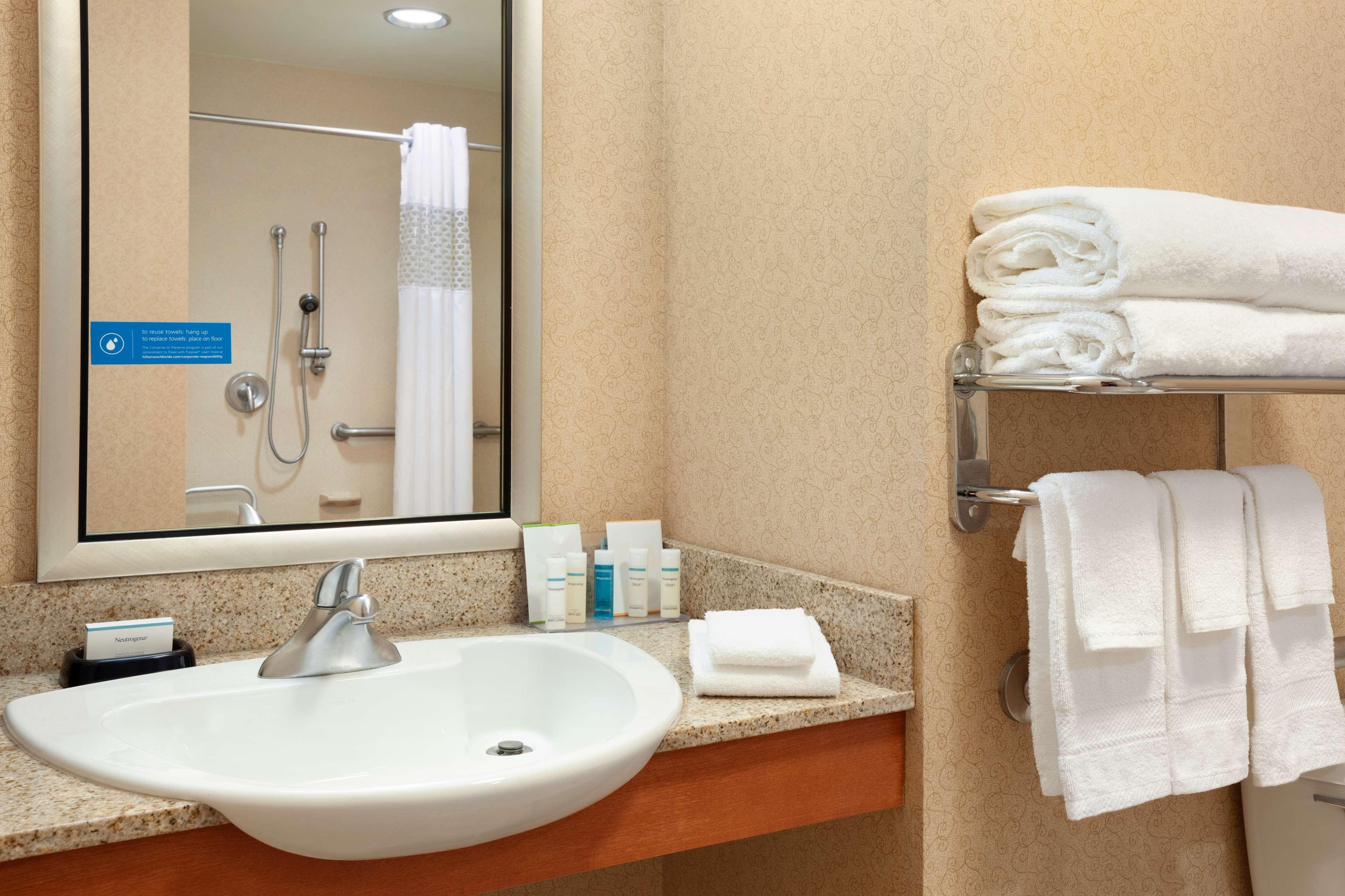 Hampton Inn & Suites Ист-Хартфорд Экстерьер фото