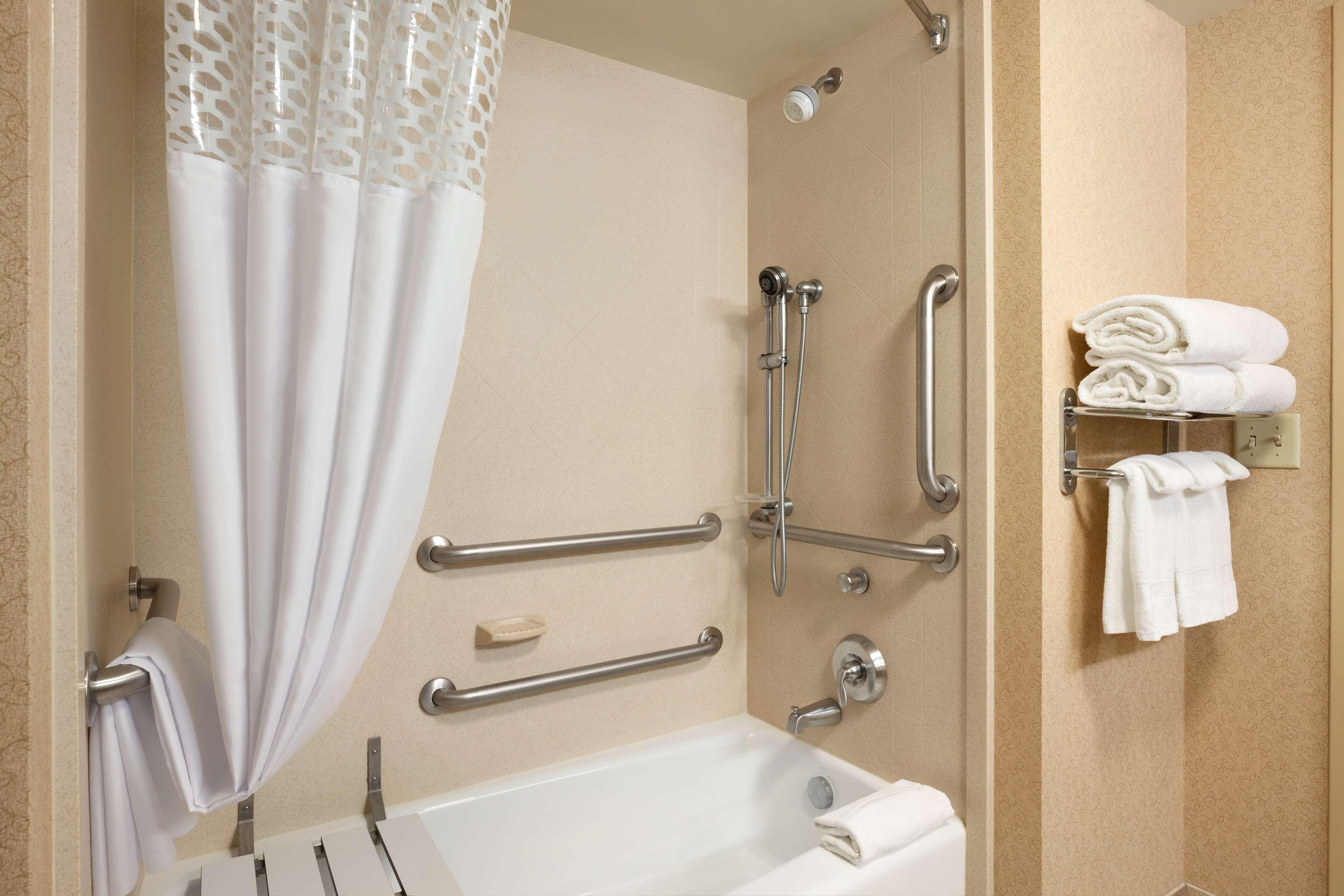 Hampton Inn & Suites Ист-Хартфорд Экстерьер фото