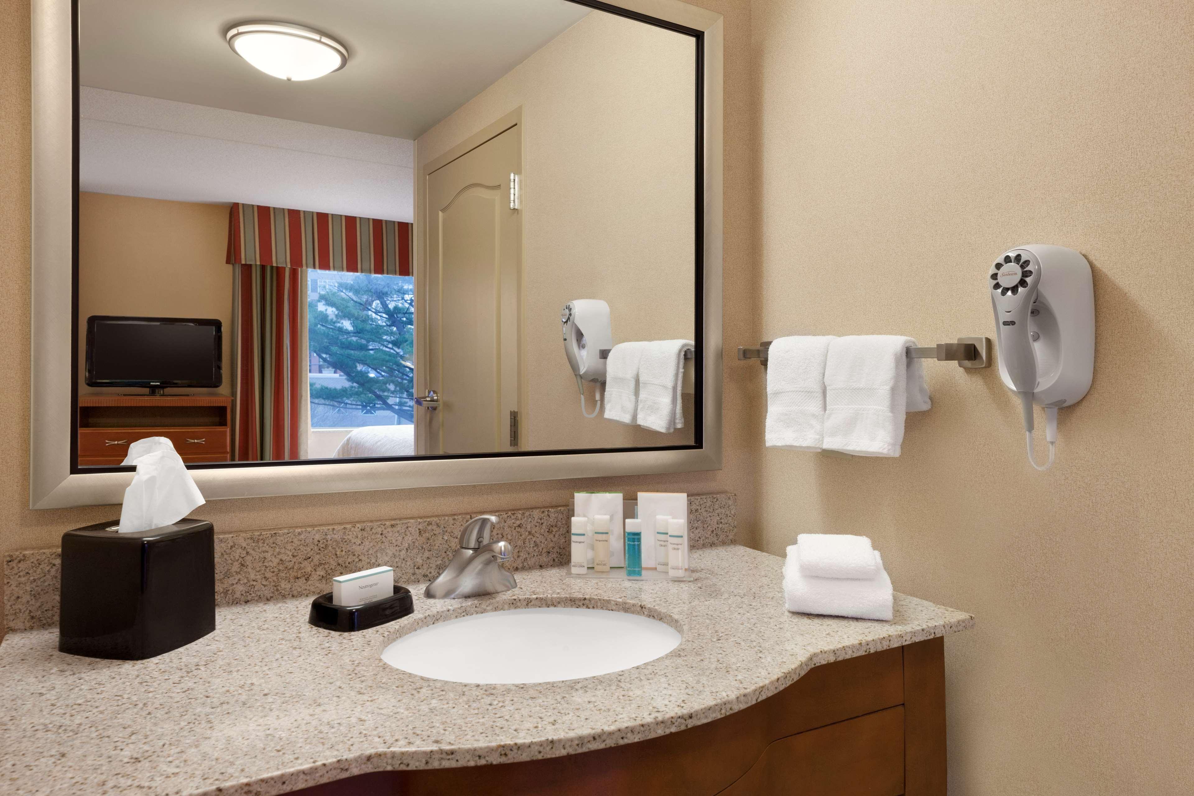 Hampton Inn & Suites Ист-Хартфорд Экстерьер фото