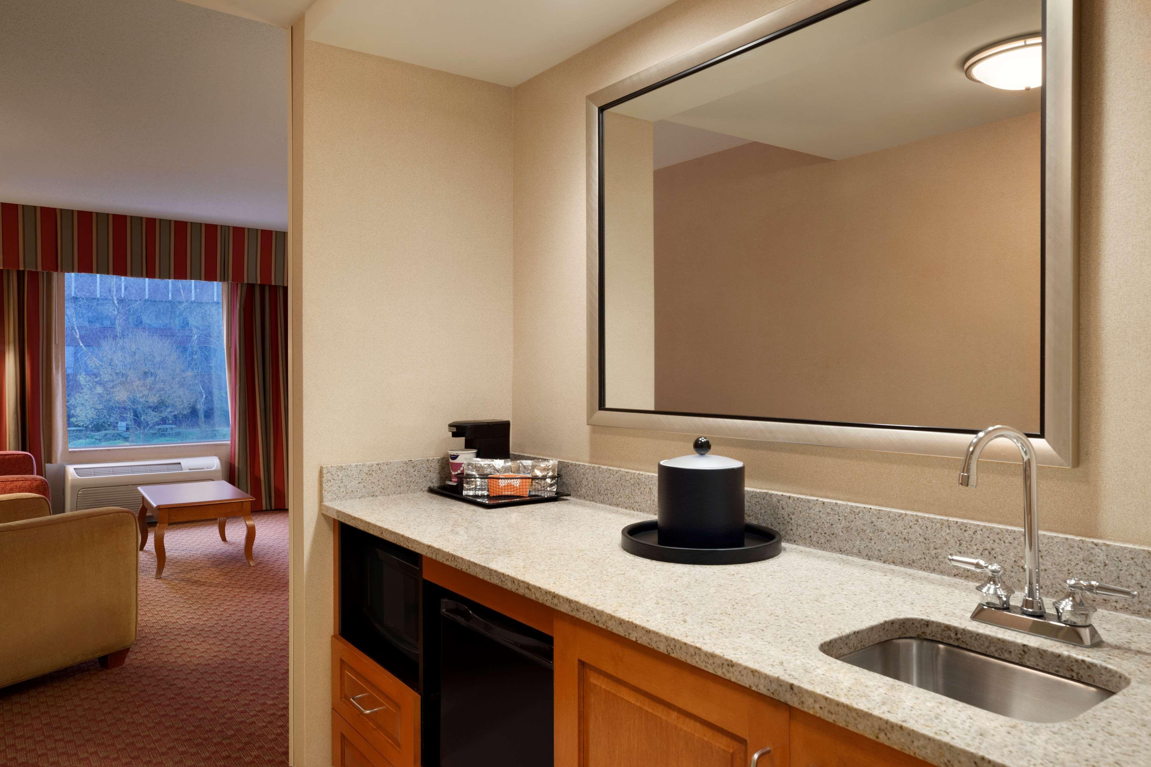 Hampton Inn & Suites Ист-Хартфорд Экстерьер фото