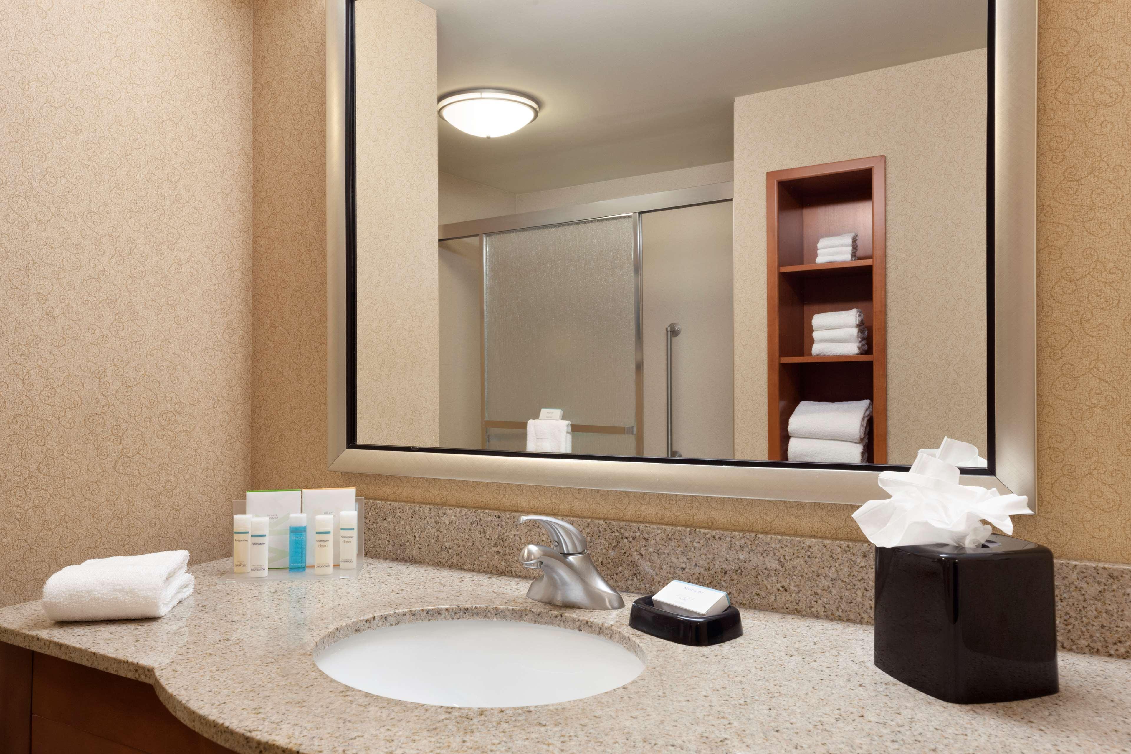Hampton Inn & Suites Ист-Хартфорд Экстерьер фото