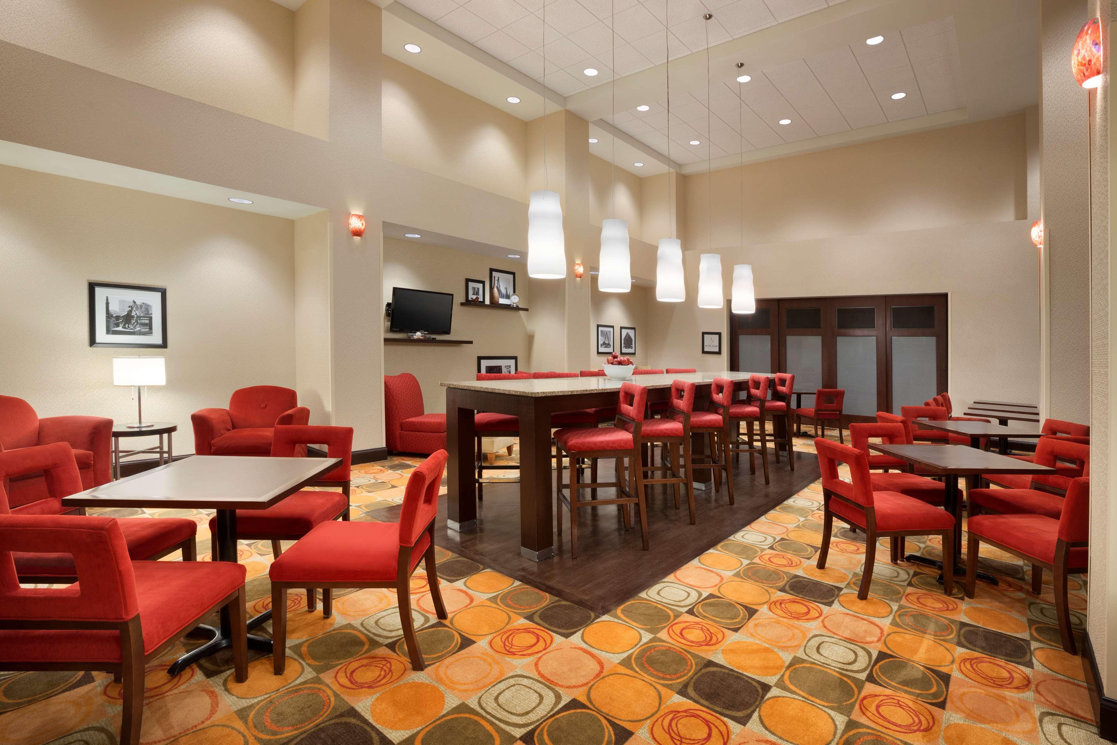 Hampton Inn & Suites Ист-Хартфорд Экстерьер фото