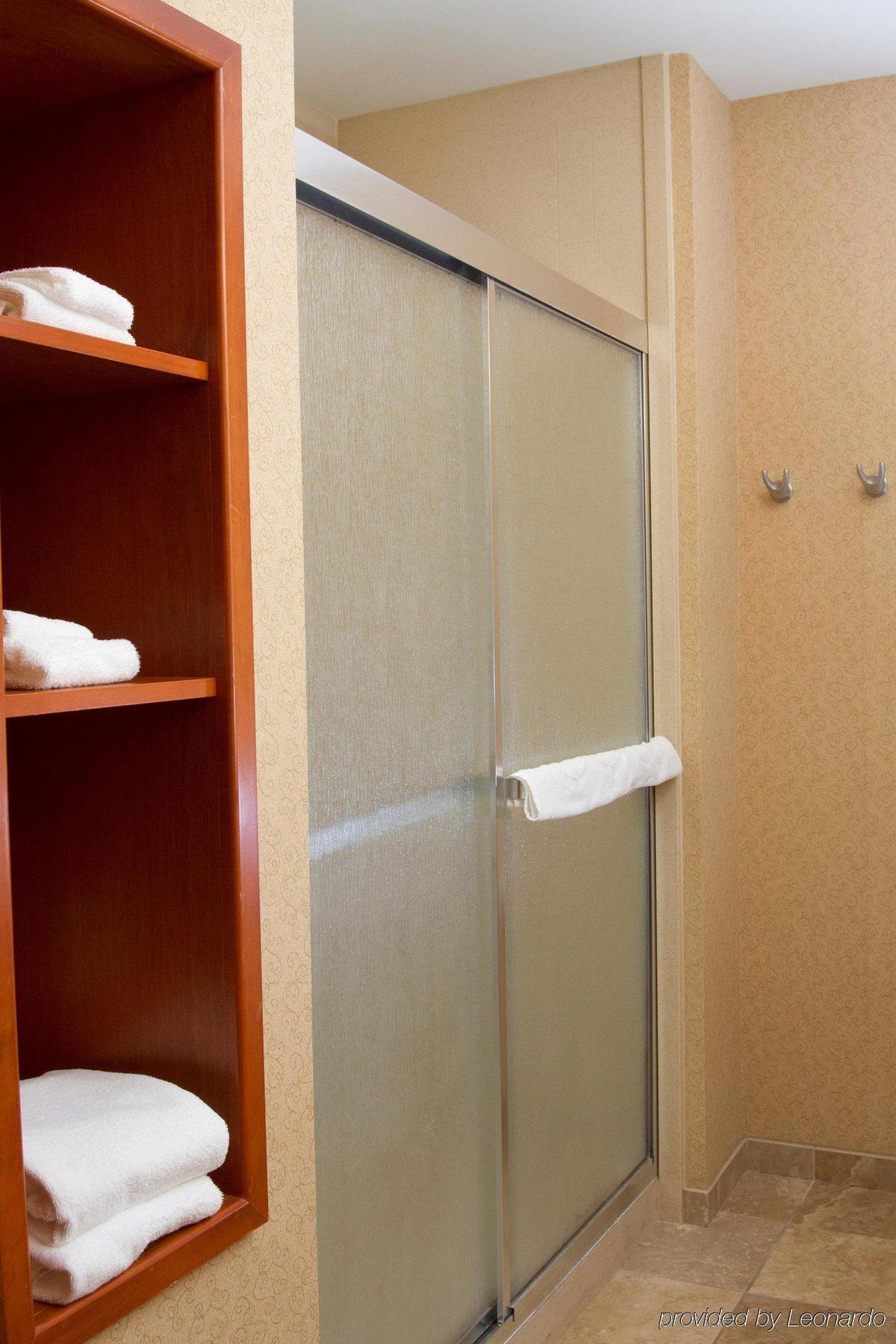 Hampton Inn & Suites Ист-Хартфорд Экстерьер фото