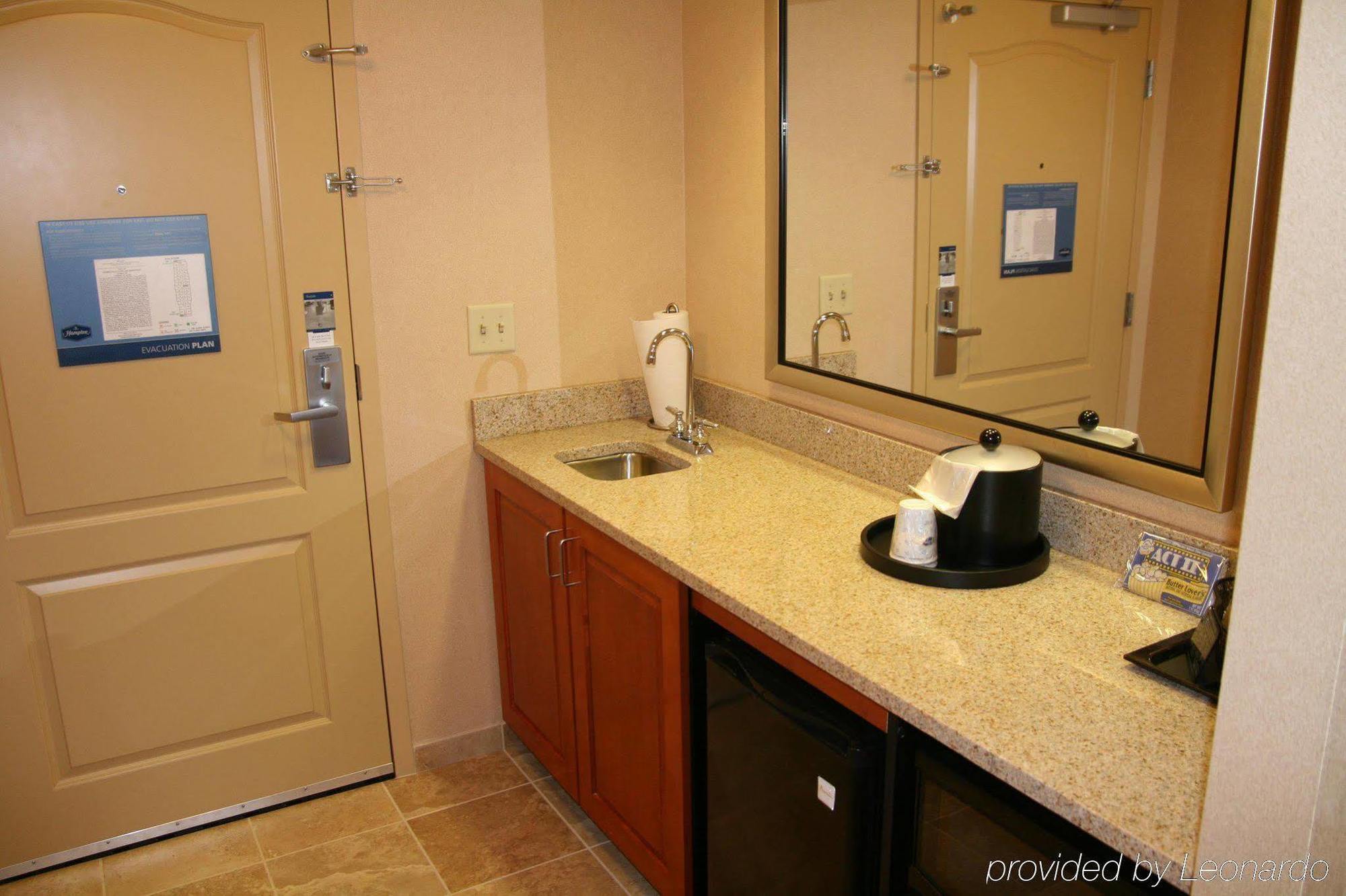 Hampton Inn & Suites Ист-Хартфорд Номер фото